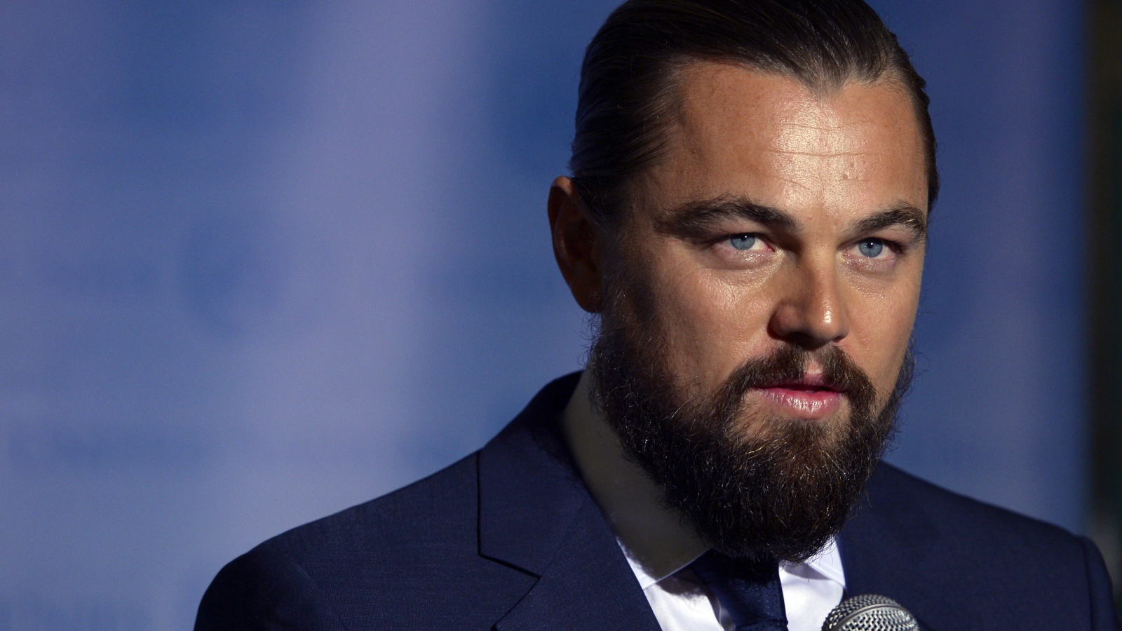 Легендарный актер Леонардо Ди Каприо с микрофоном