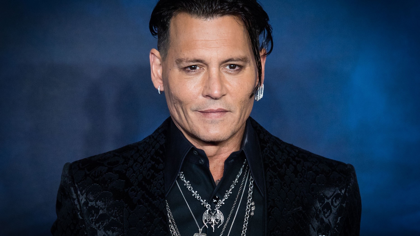 Популярный актер Джонни Депп в черном пиджаке