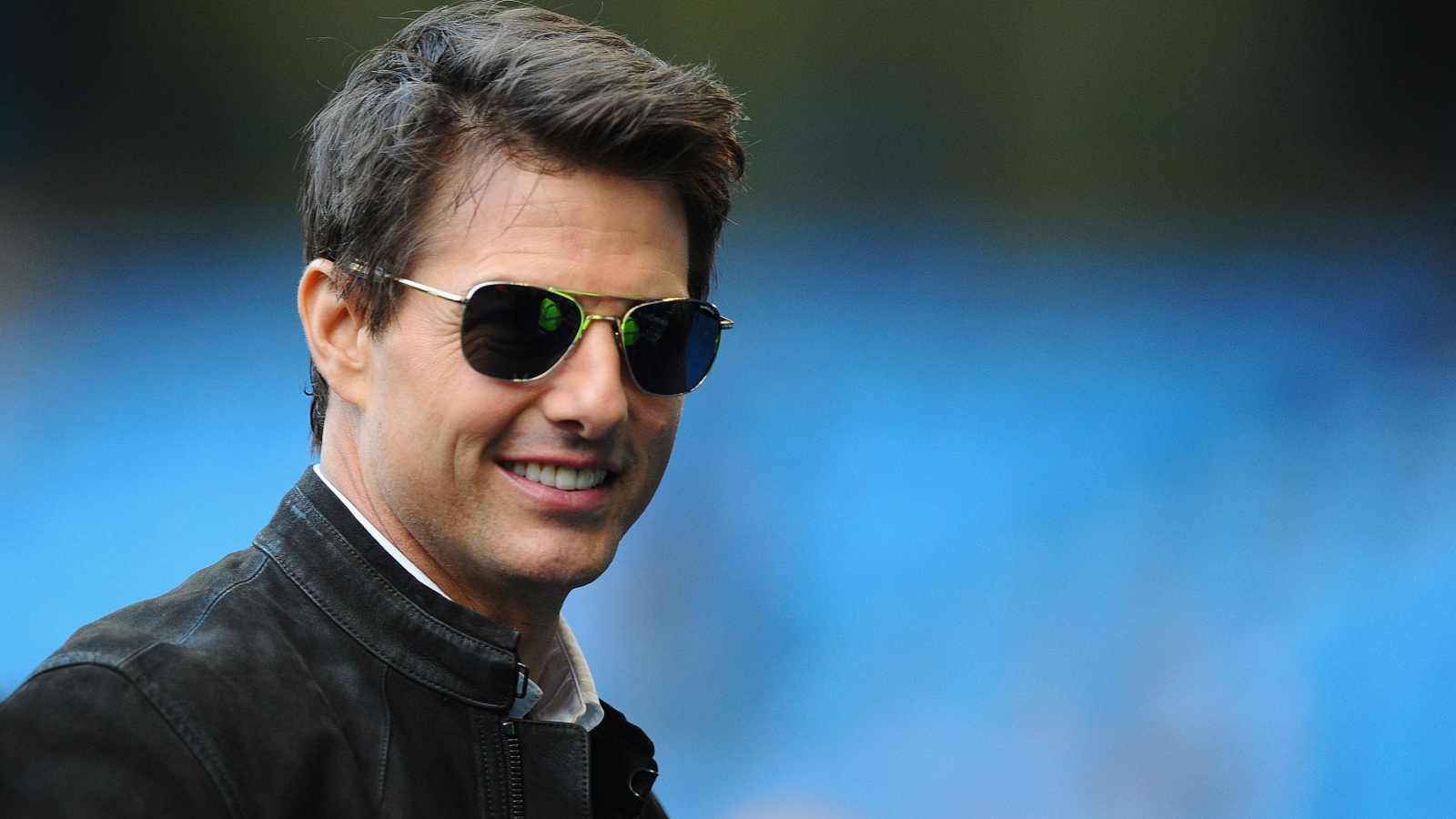 Улыбающийся Том Круз в очках