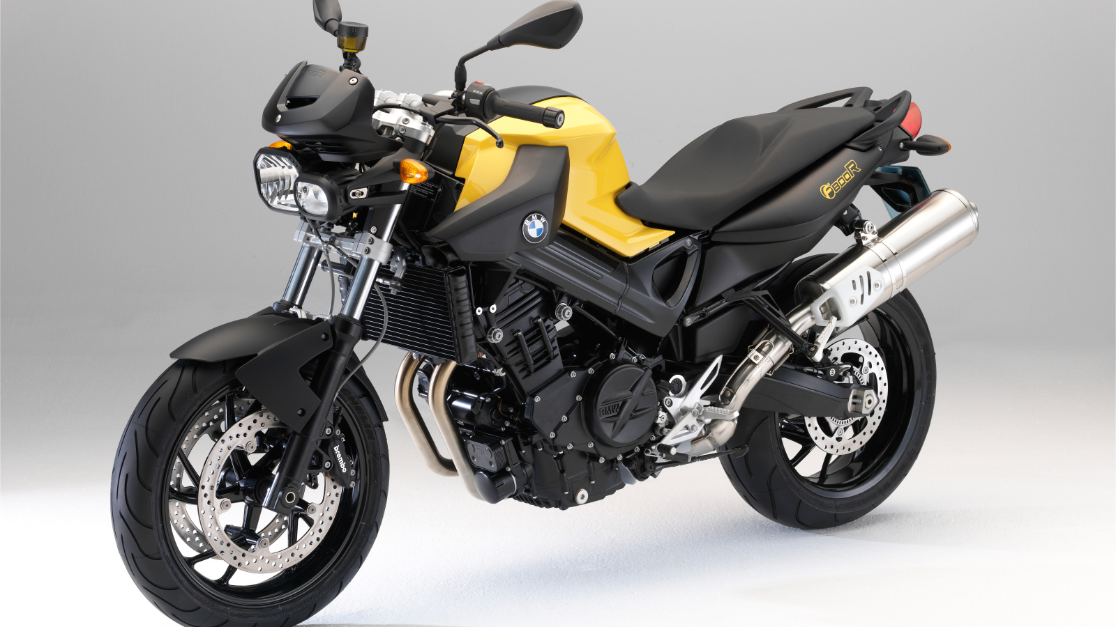 Черный мотоцикл BMW  F 800 R на сером фоне 