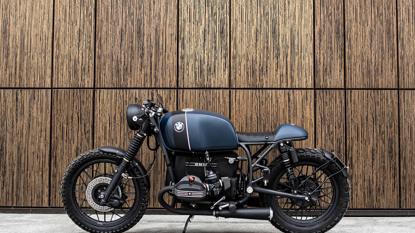 Мотоцикл Vagabund BMW R100R на фоне стены