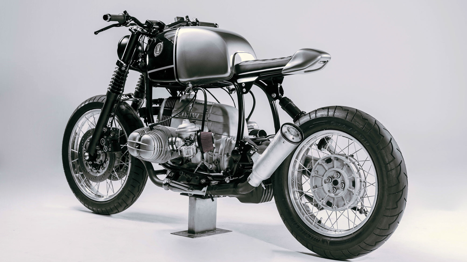 Мотоцикл Vagabund BMW R100R на сером фоне вид сзади