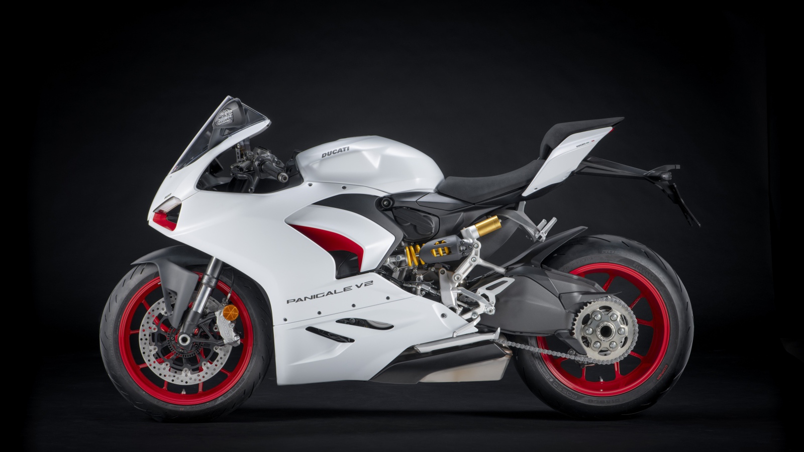 Белый мотоцикл Ducati Panigale v2 на черном фоне