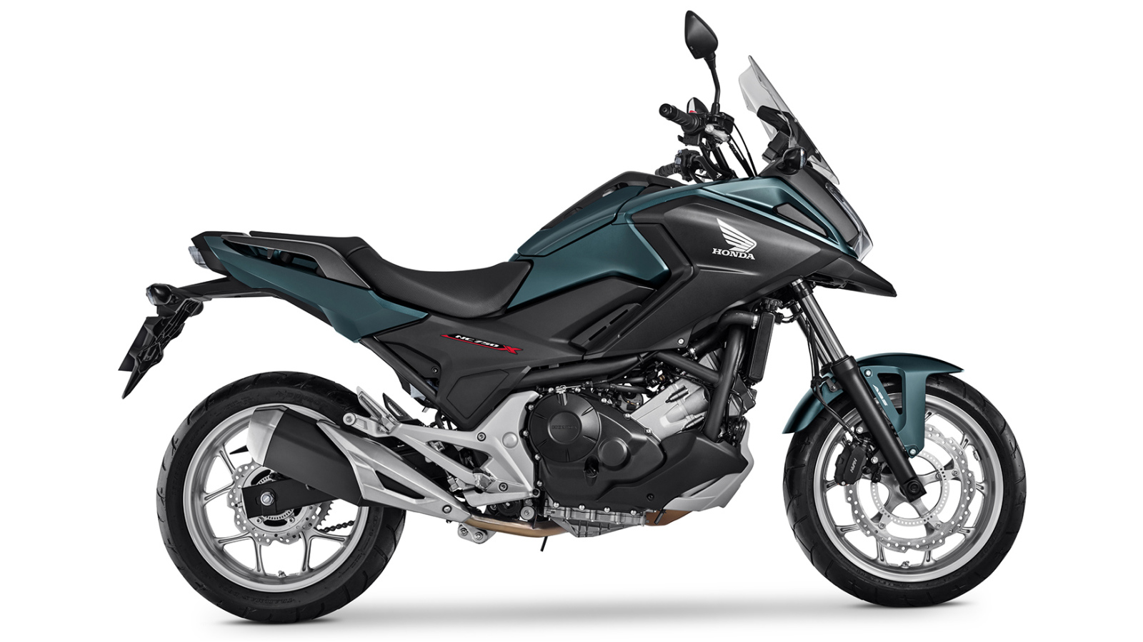 Мотоцикл Honda NC750X, 2021 года на белом фоне