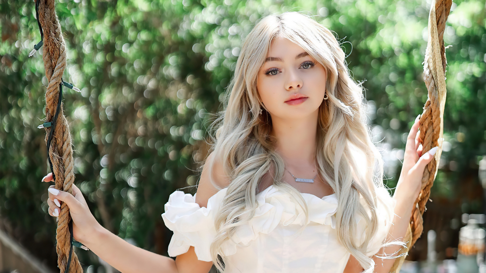 Красивая блондинка певица Сисили Роуз