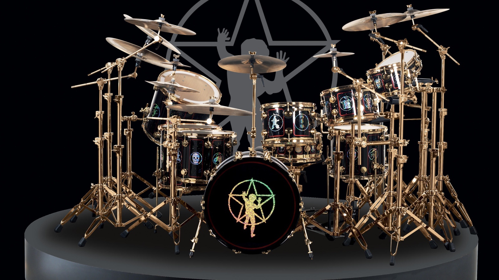 Большая барабанная установка на черном фоне