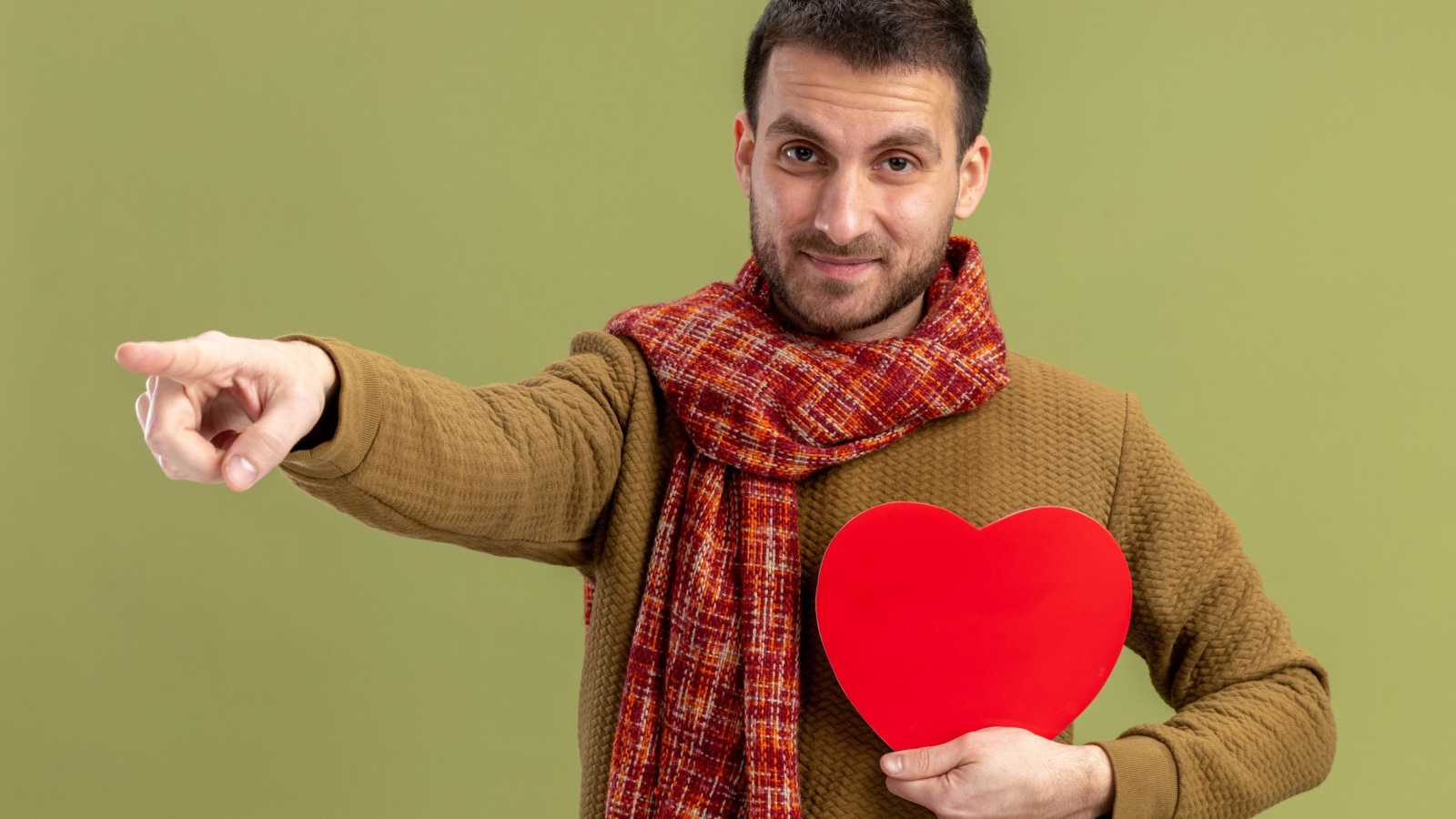 Мужчина с красным сердцем в руке 