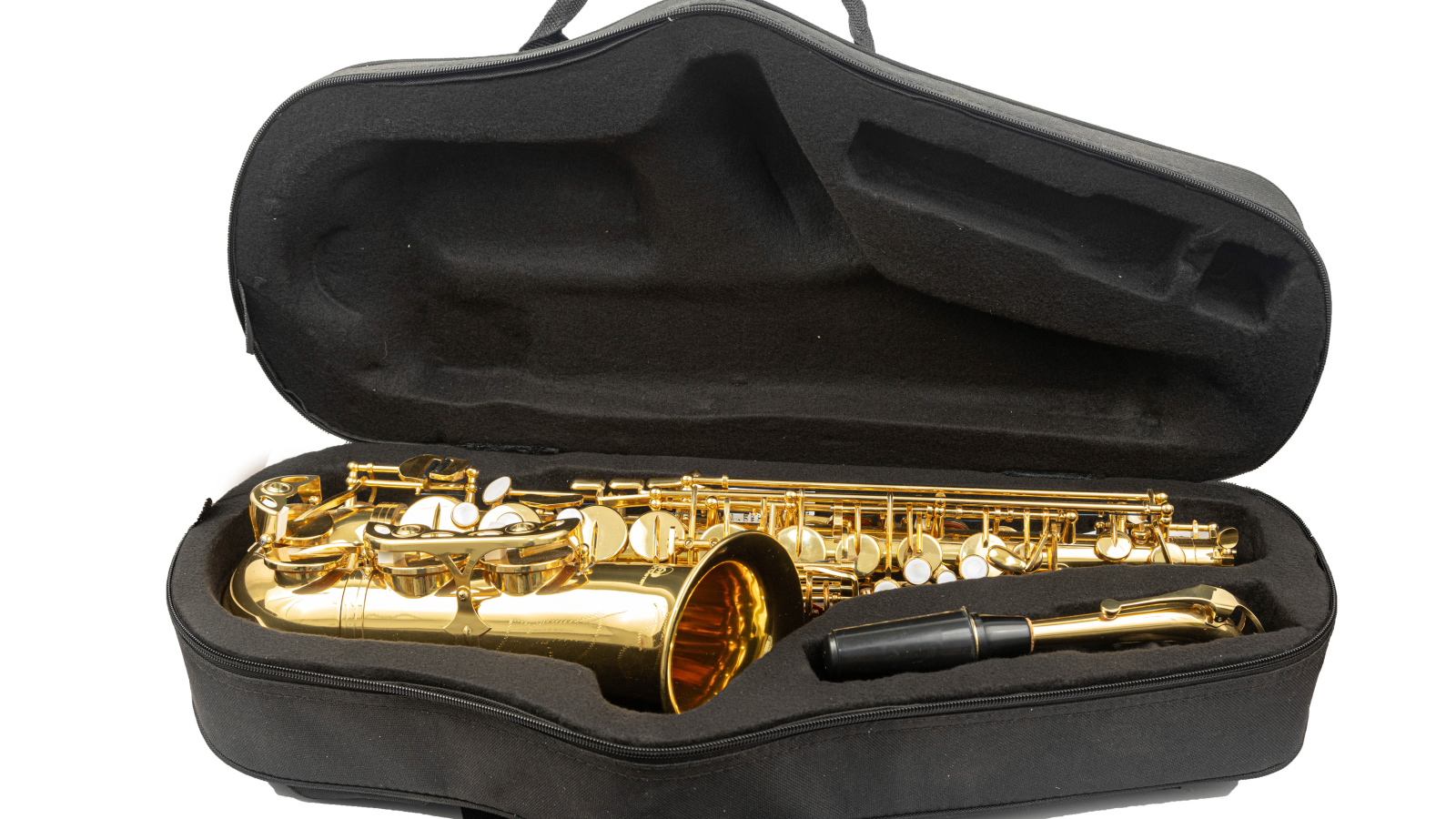 Саксофон в черном чехле на белом фоне