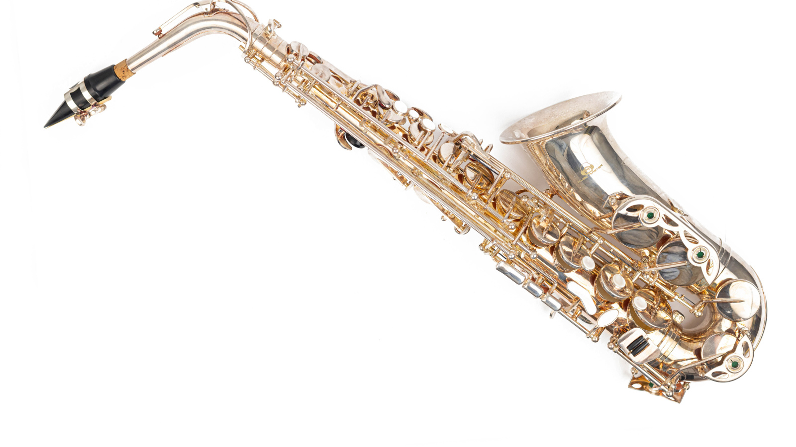 Саксофон на белом фоне крупным планом 