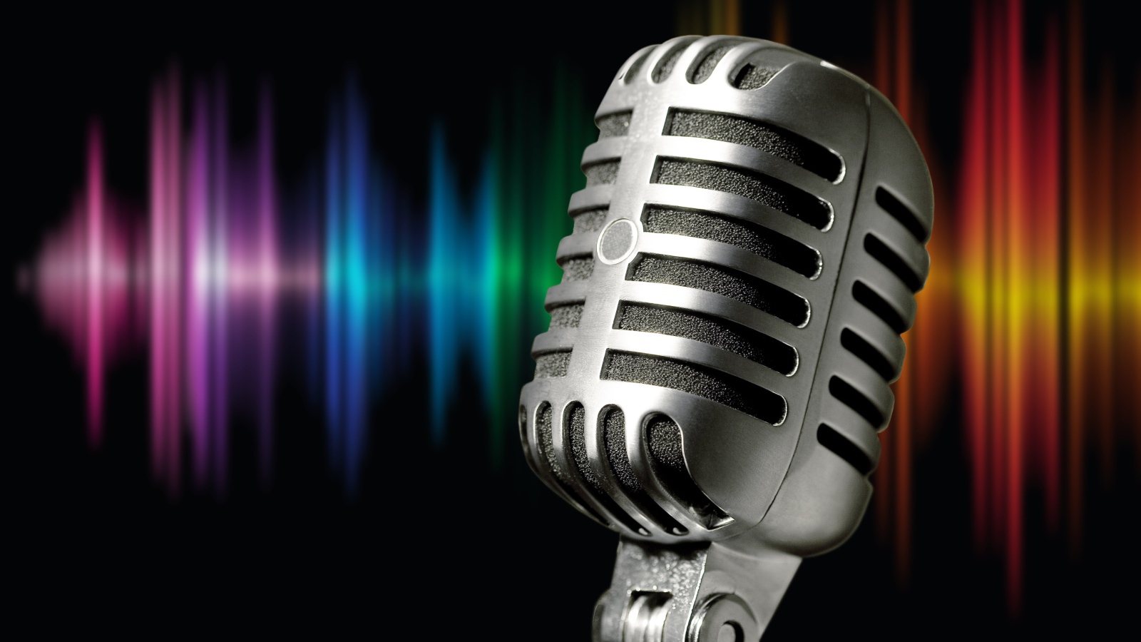 Серебряный микрофон Shure 55s  на ярком фоне