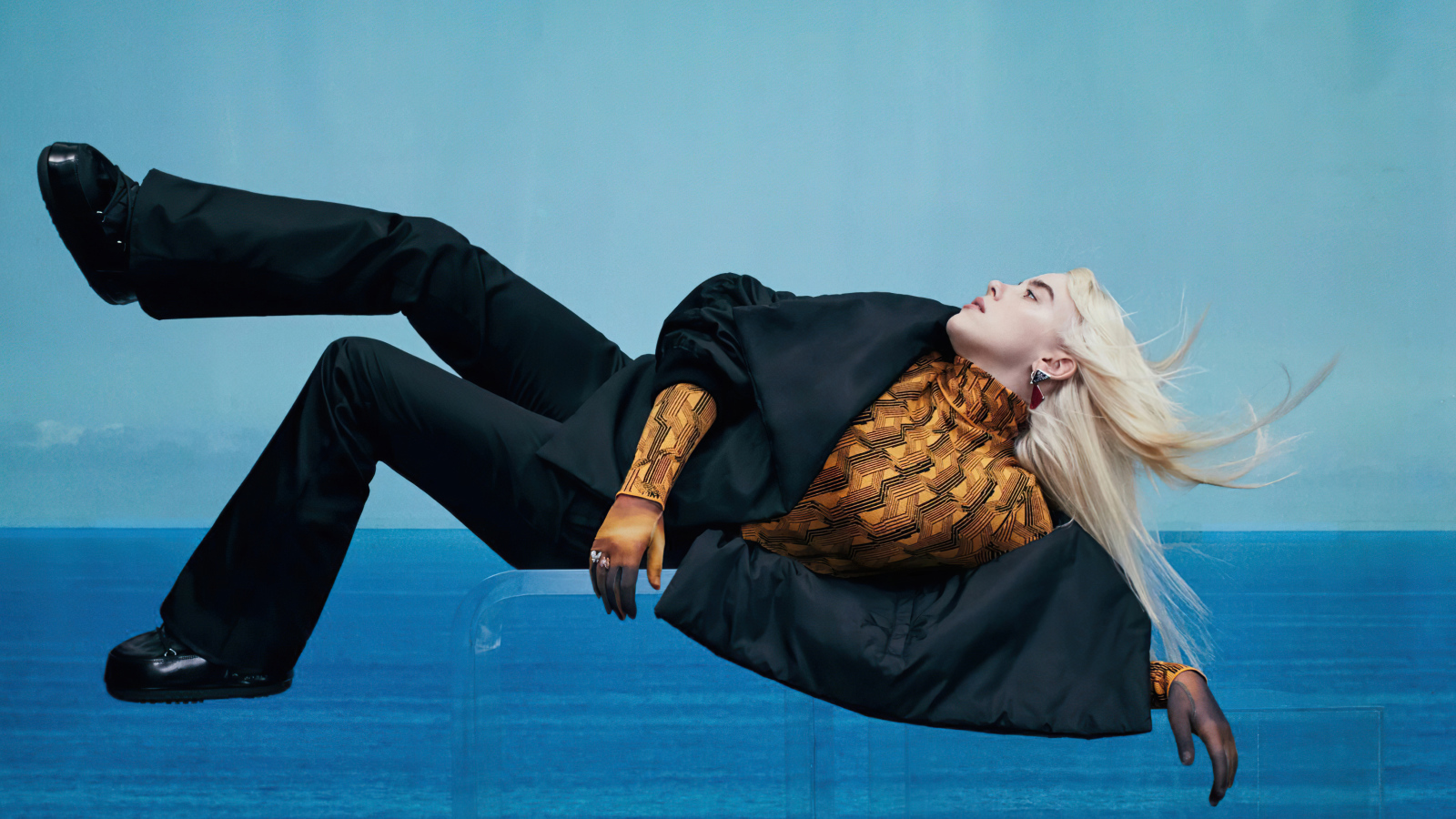 Певица Билли Айлиш на голубом фоне