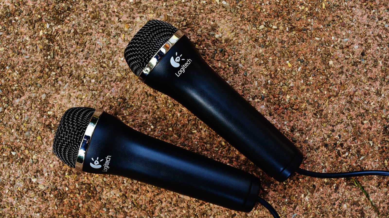 Два микрофона logitech на асфальте 