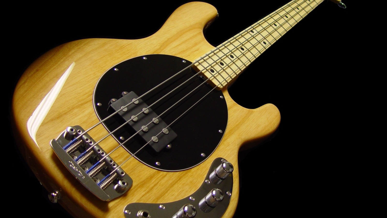 Деревянная гитара с толстыми струнами на черном фоне 