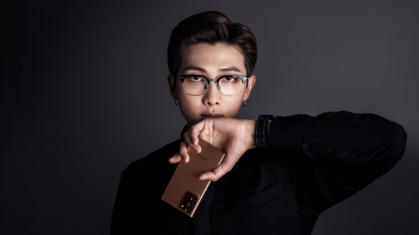 Молодой парень Rm участник группы BTS с телефоном