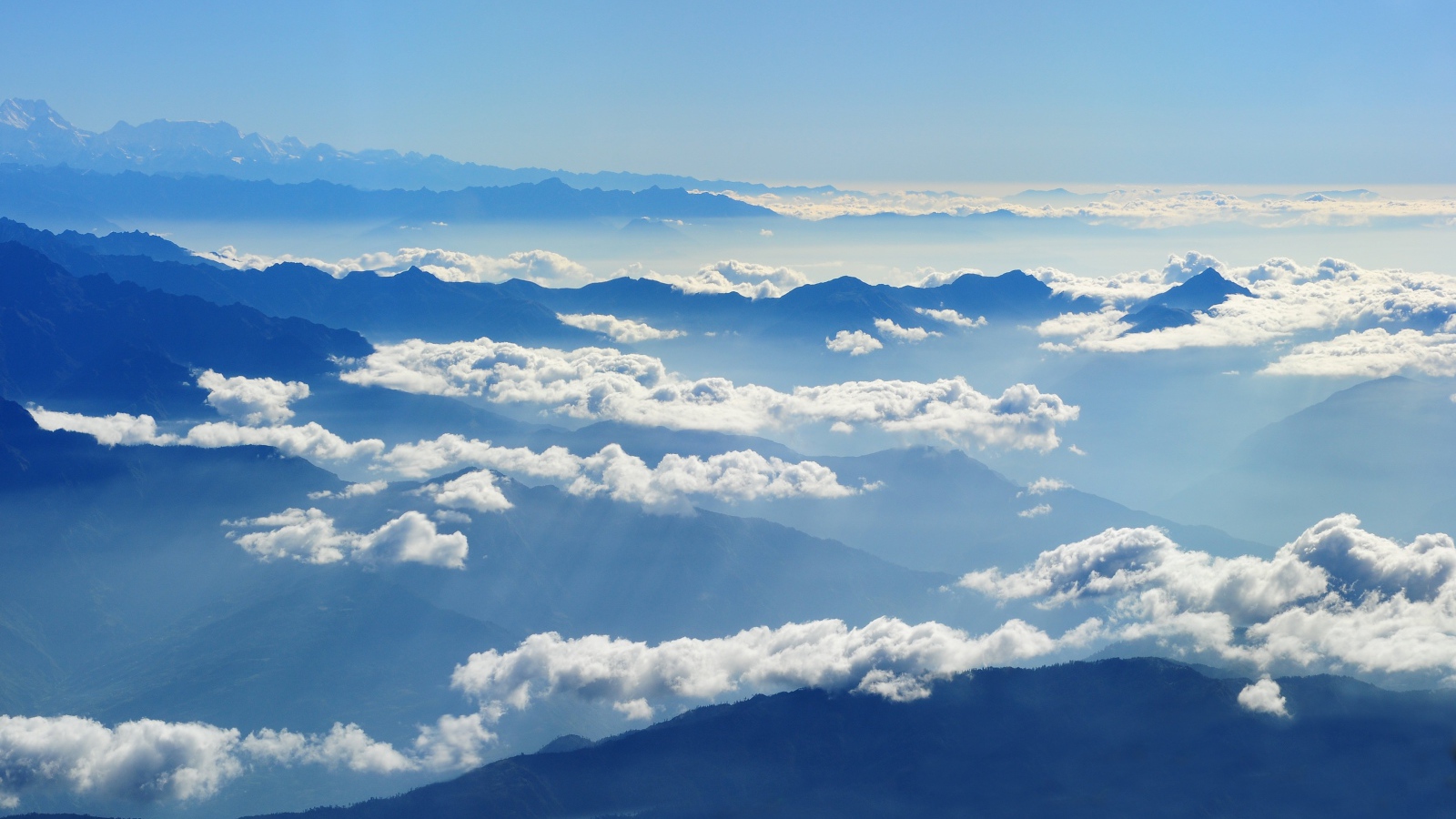 Красивые белые облака над вершинами гор 