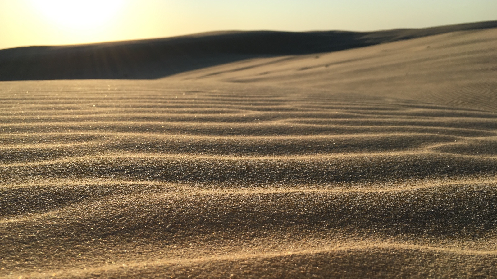 Золотистый песок в пустыне волнами