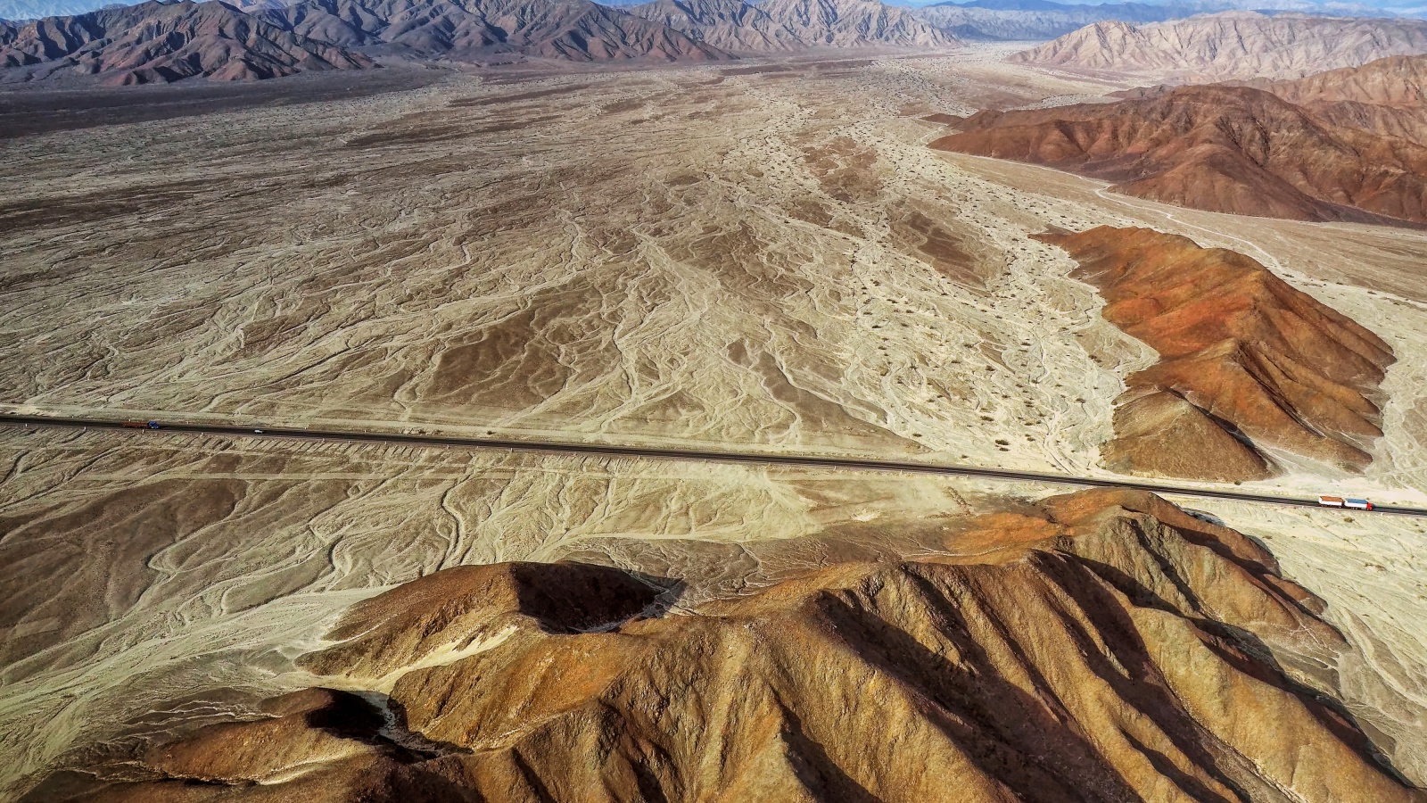 Вид на дорогу через пустыню 