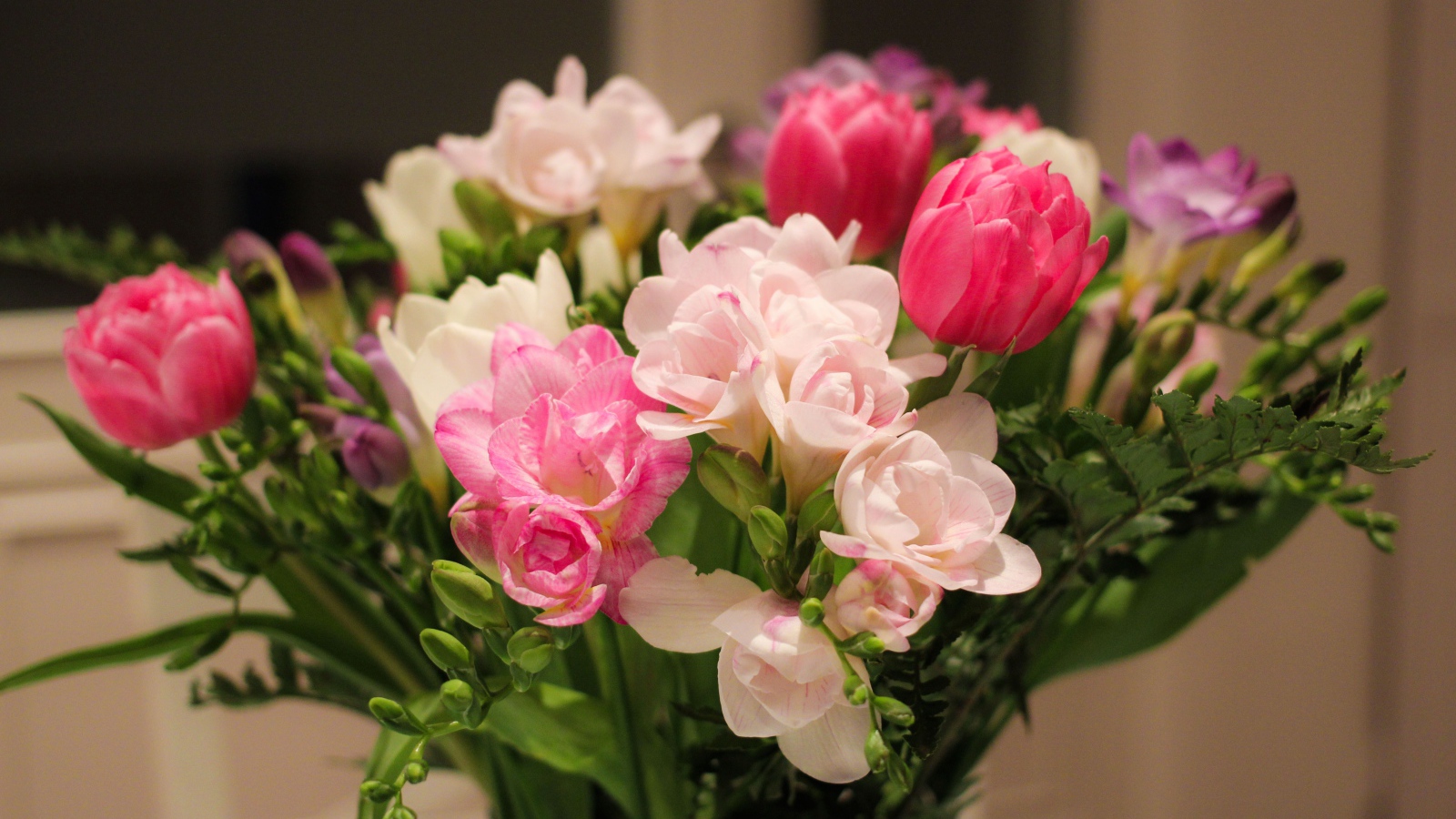 Красивый нежный весенний букет в вазе