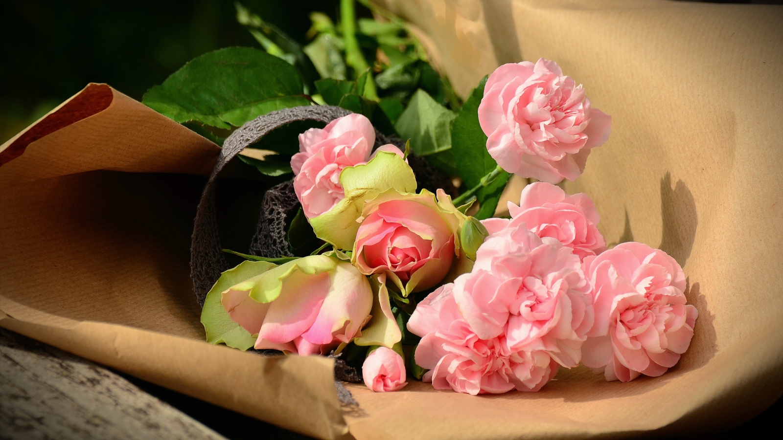 Букет розовых роз в бумаге