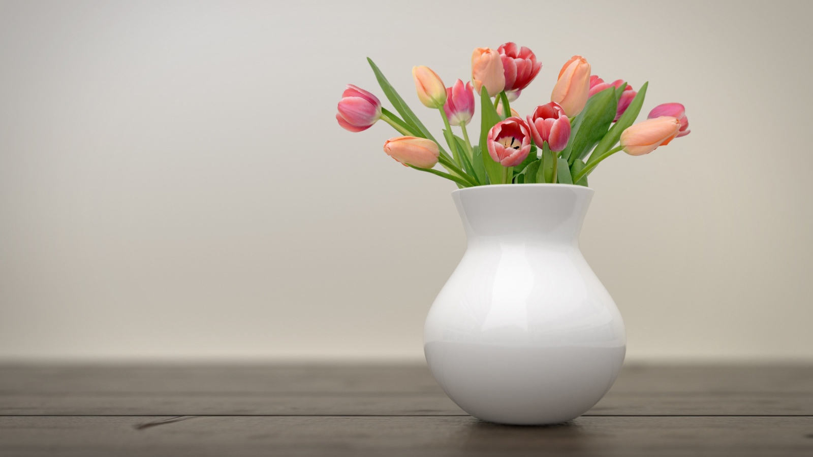Букет тюльпанов в белой вазе на столе