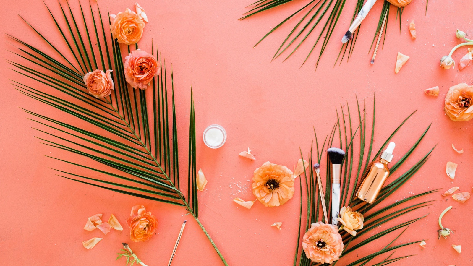 Розы и листья пальмы на розовом фоне 