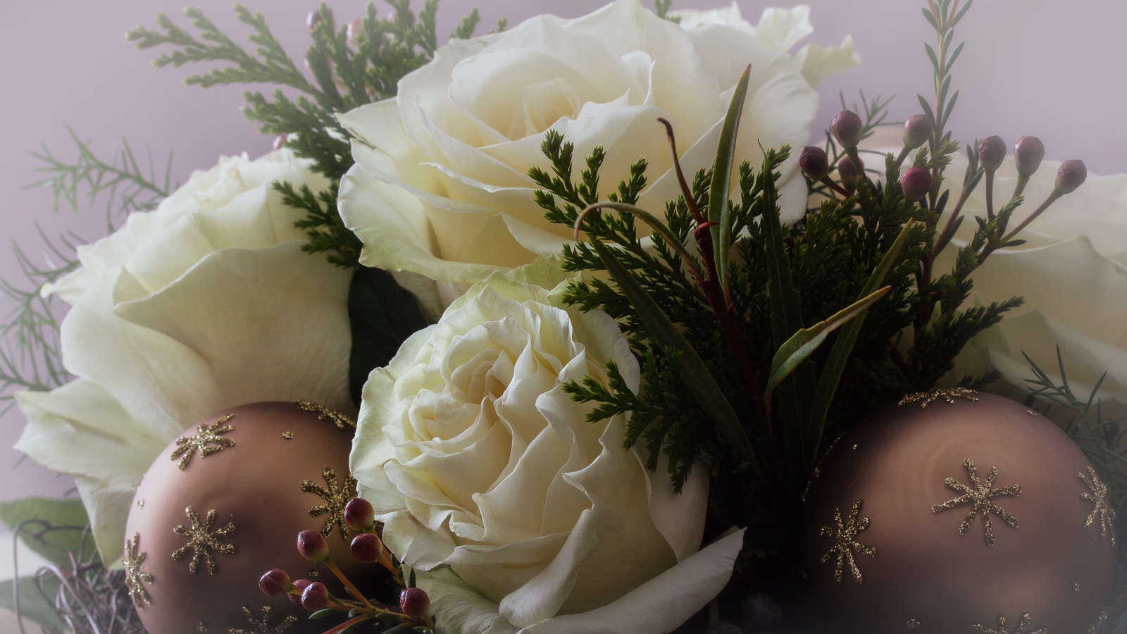 Белые розы с шариками и зелеными листьями 