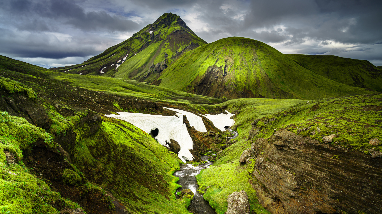 Покрытые зеленью горы в Исландии