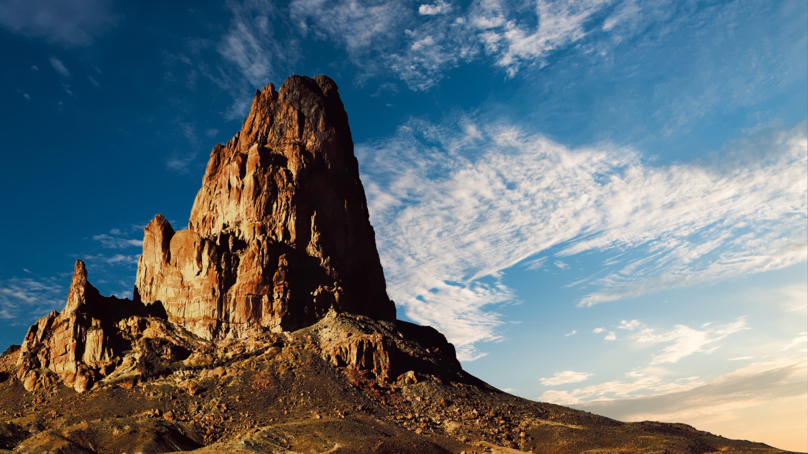 Высокая гора под красивым голубым небом