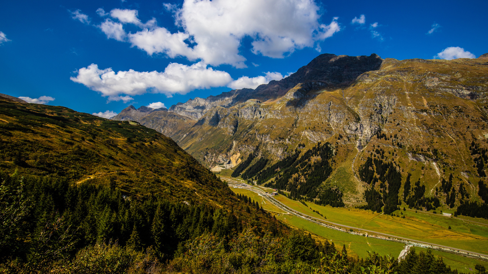 Высокие Швейцарские альпы под голубым небом 