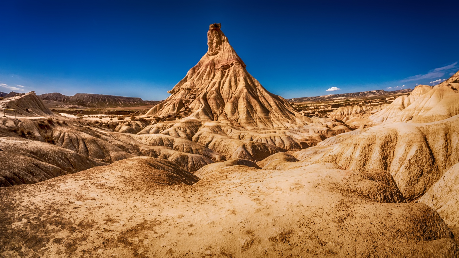 Вид на высокую гору в пустыне под голубым небом