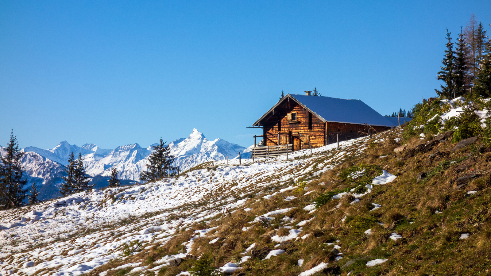Деревянный дом на заснеженном склоне Альп