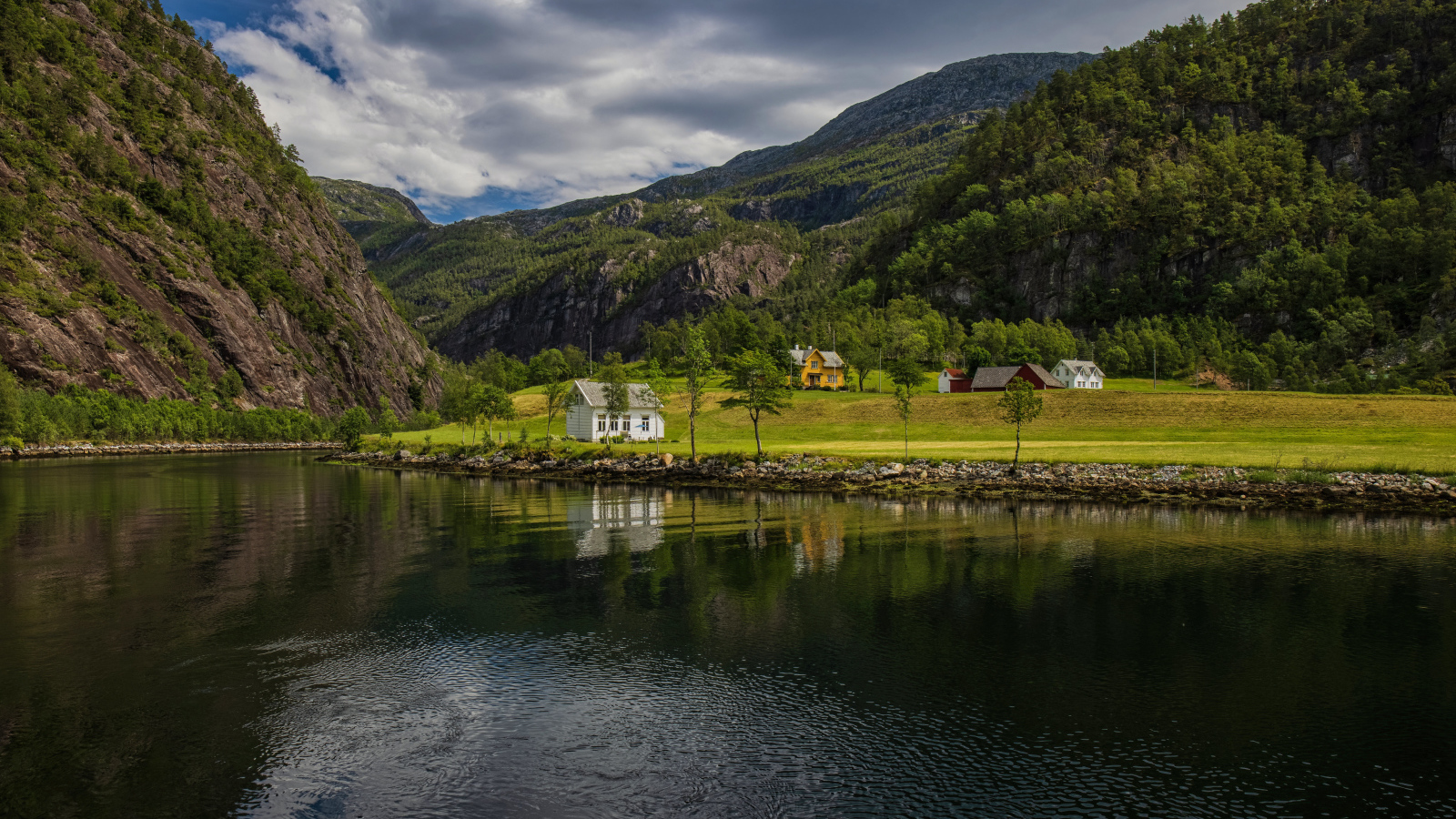 Глубокая река у высокой горы