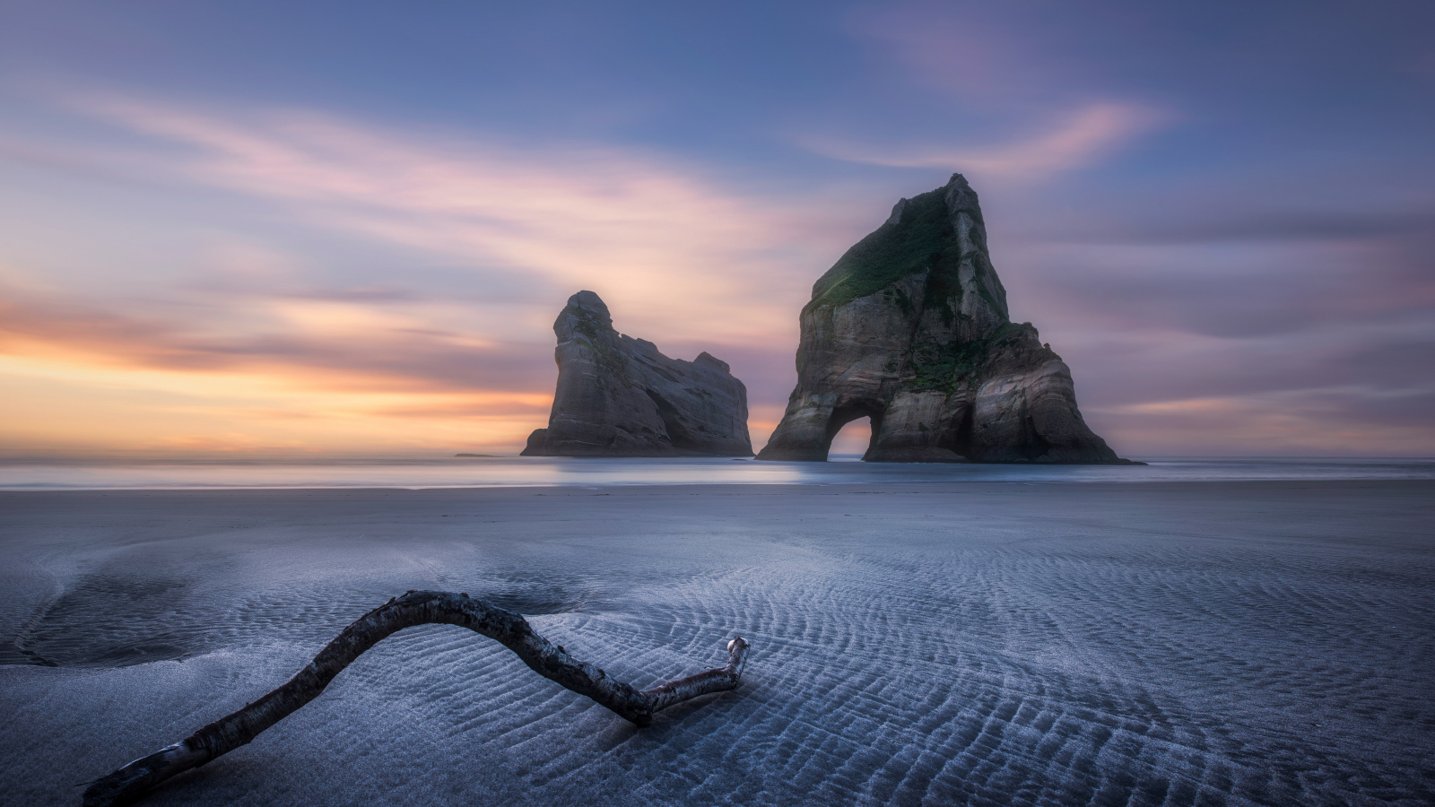 Скалы посреди заледеневшего озера