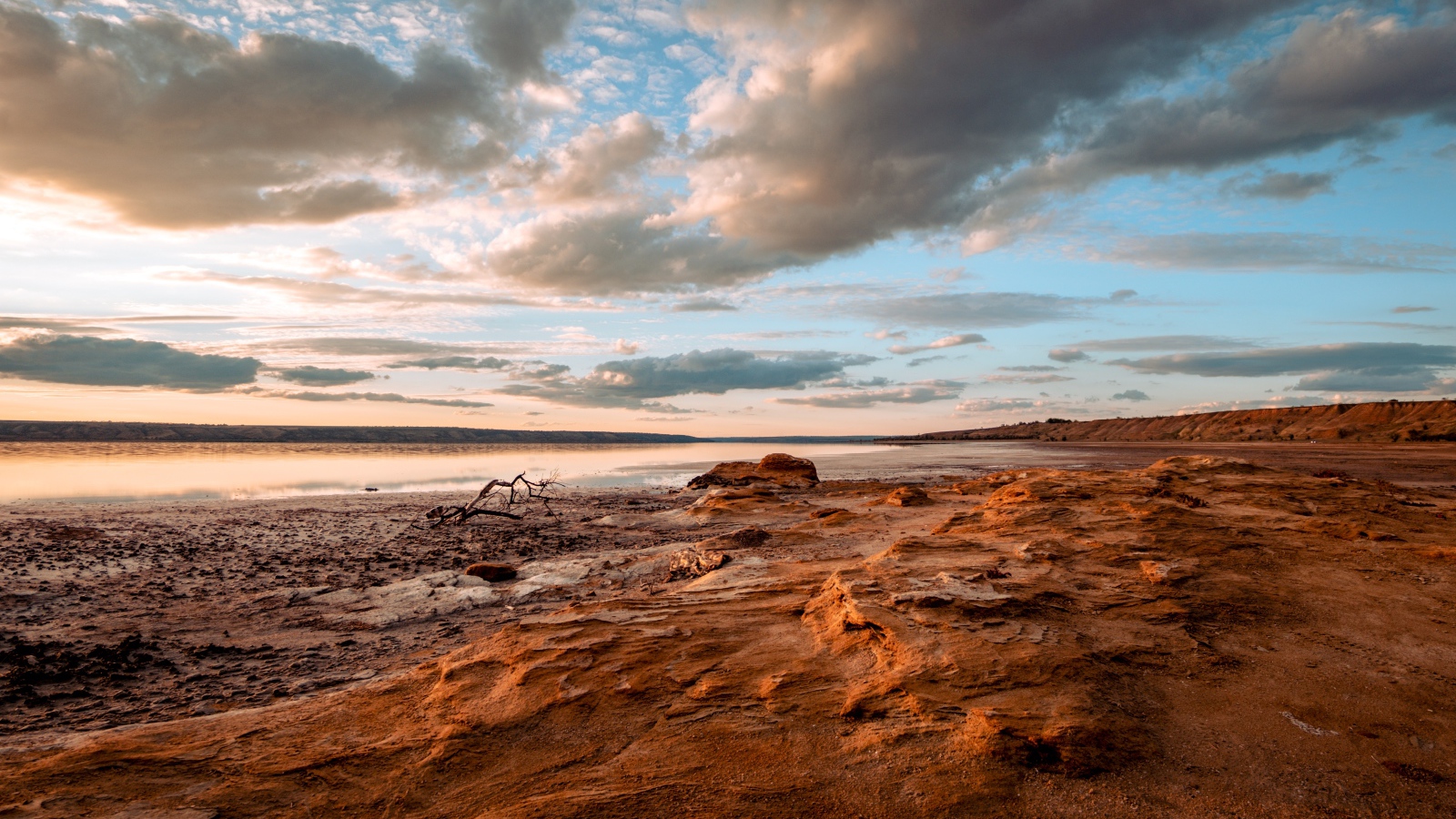 Каменный берег у реки под низким небом