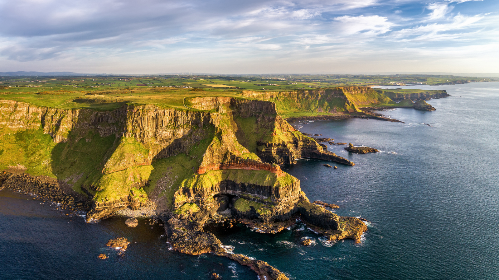 Красивый вид на зеленый утес у моря, Великобритания