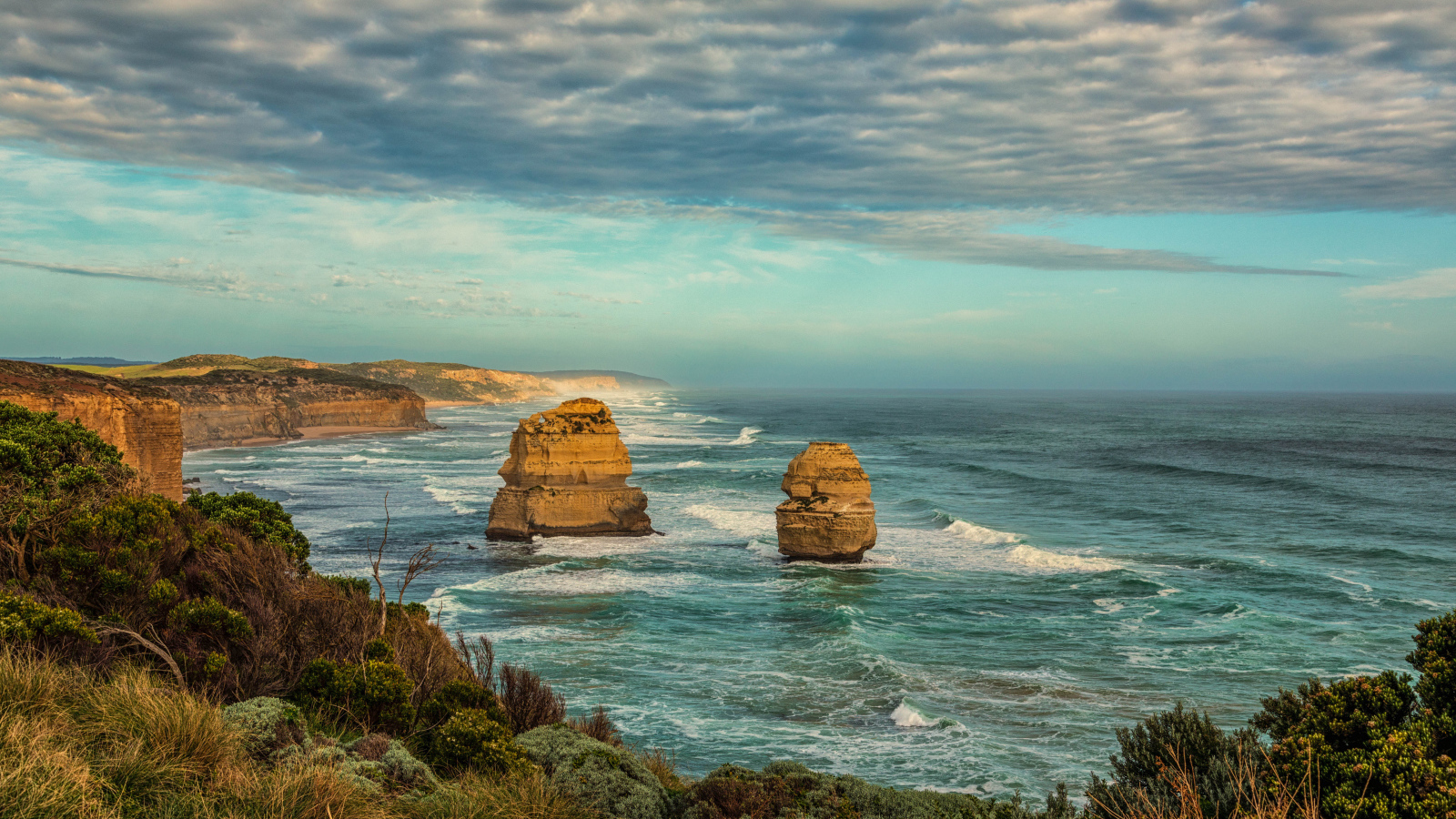 Красивый вид на скалистую береговую линию океана