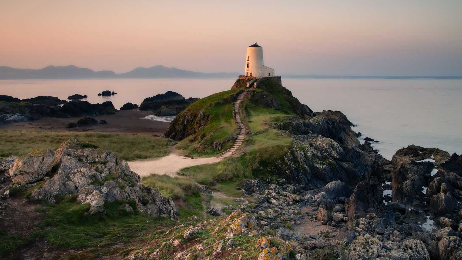 Маяк на краю утеса у моря, Великобритания 