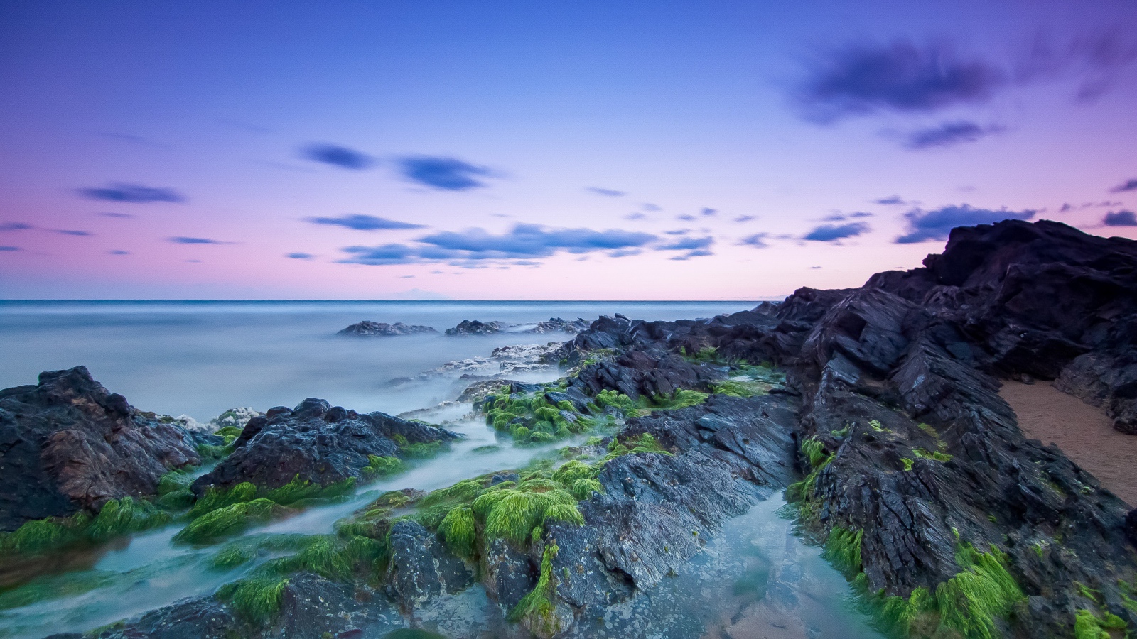 Камни на берегу моря в сумерках