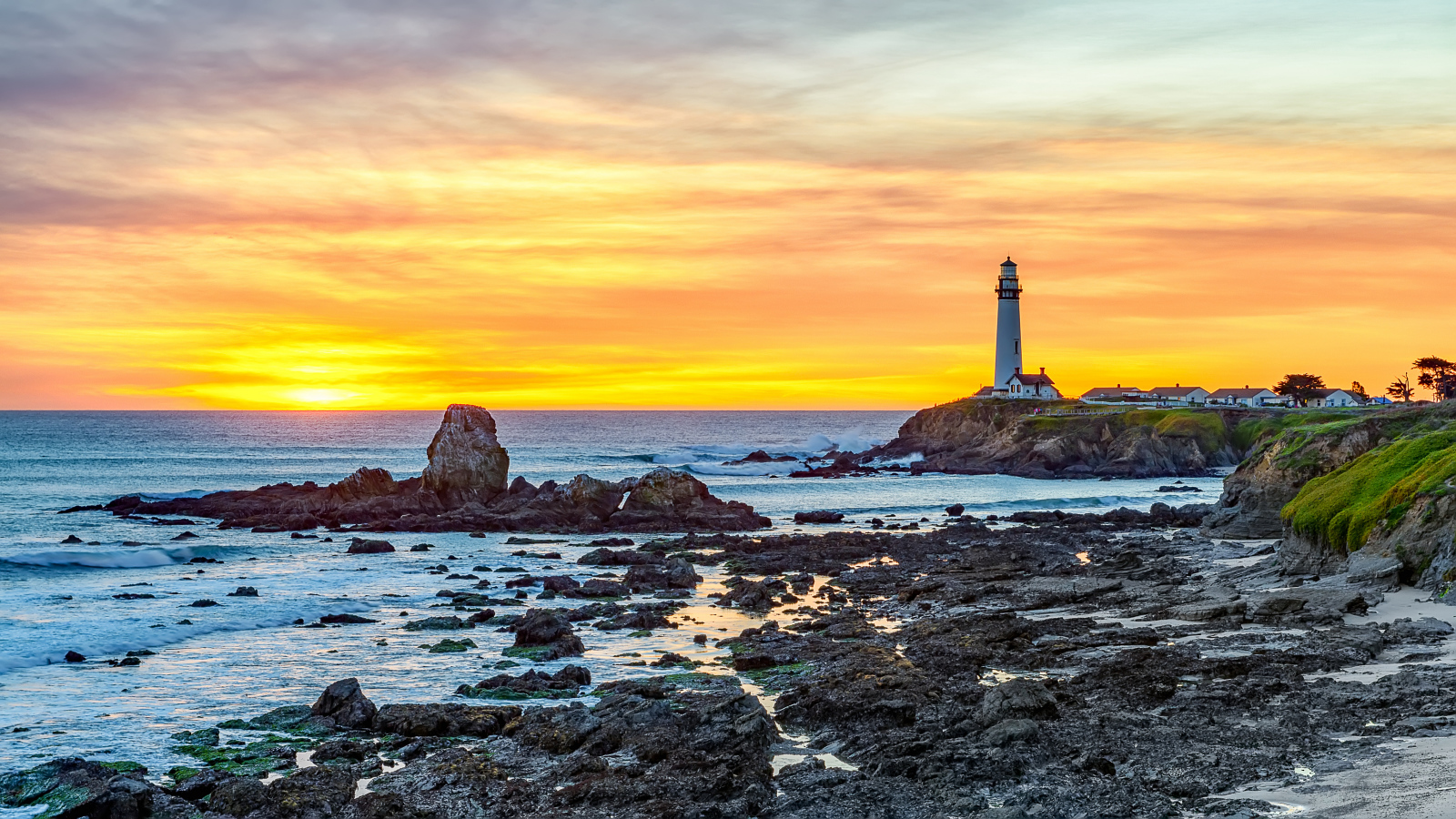 Камни на берегу моря на закате солнца