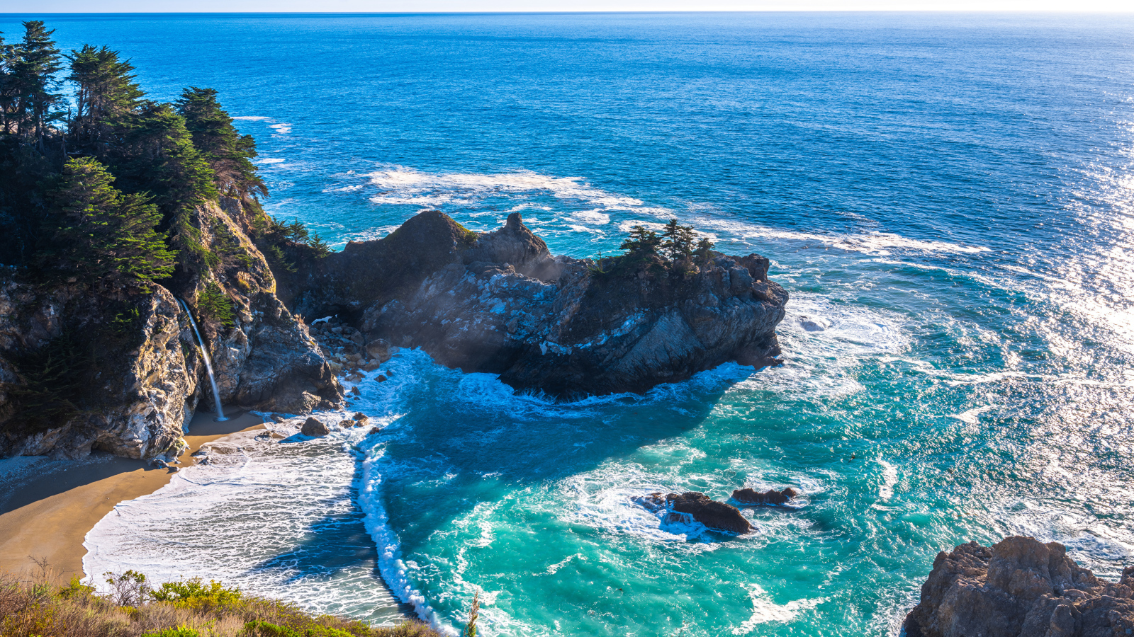 Вид на голубой океан и скалы, США 