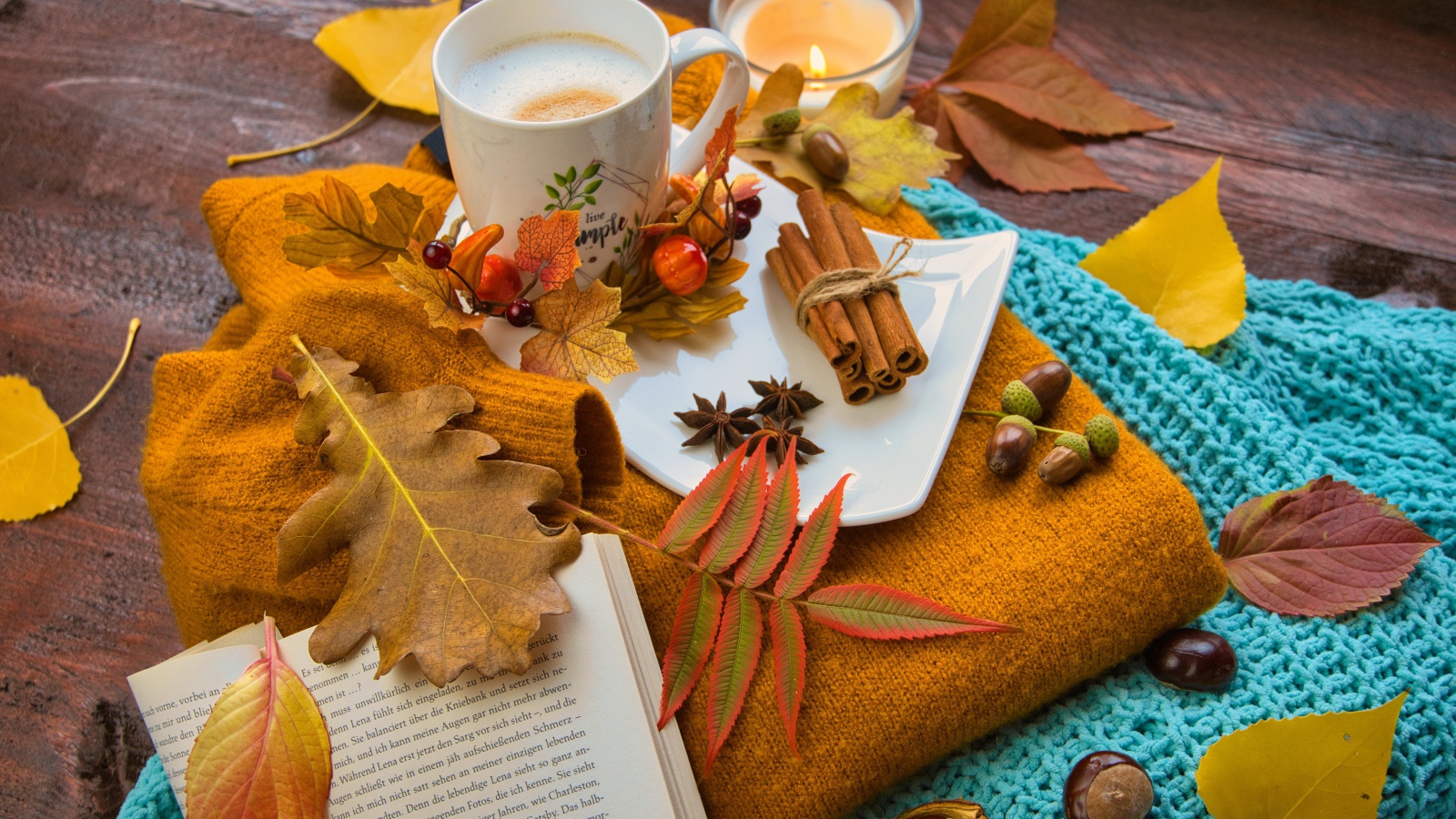 Листья, свитер,чай и специи на столе 