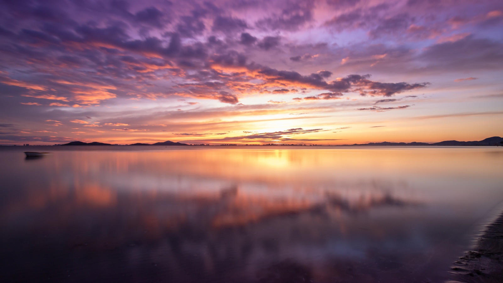 Красивый сиреневый закат над озером 