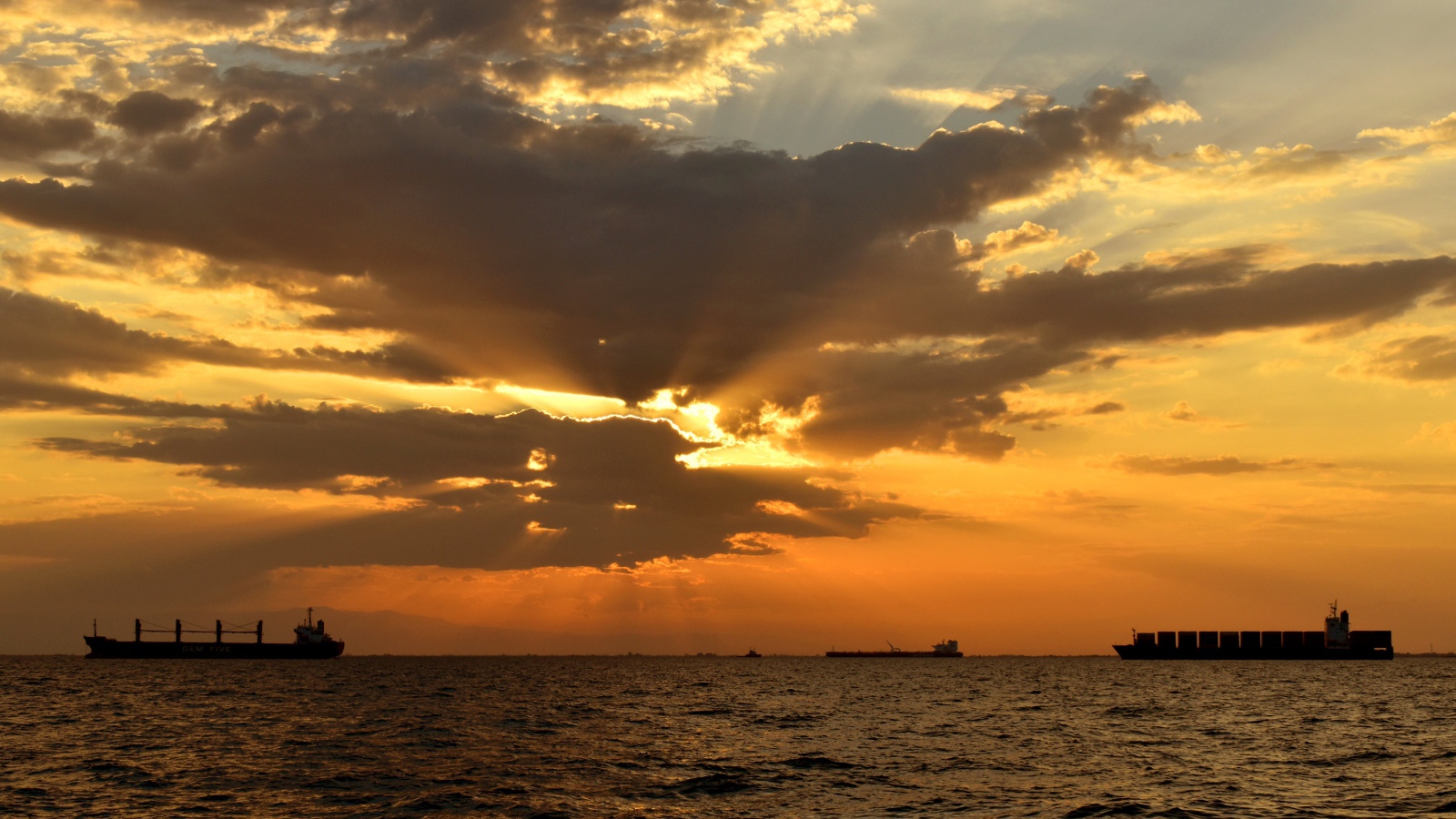 Красивый закат солнца в облаках над морем 