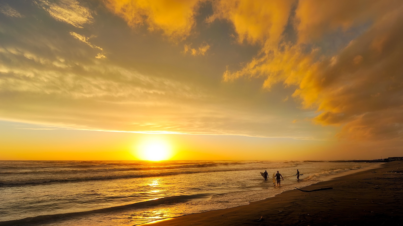 Красивый закат яркого солнца на горизонте у моря