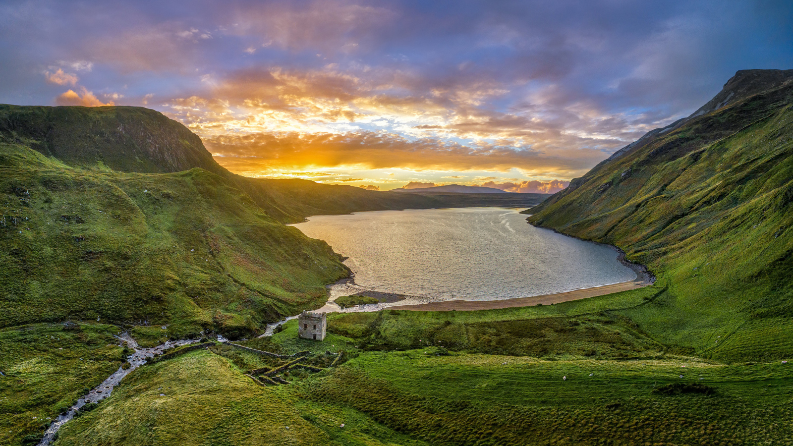 Красивый вид на закат у озера в горах
