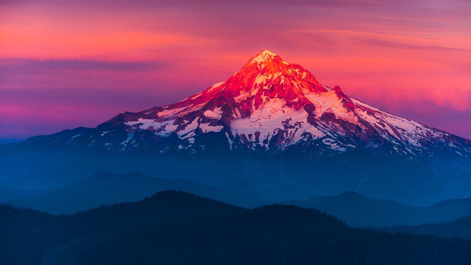 Вулкан Маунт-Худ в лучах солнца, Орегон. США