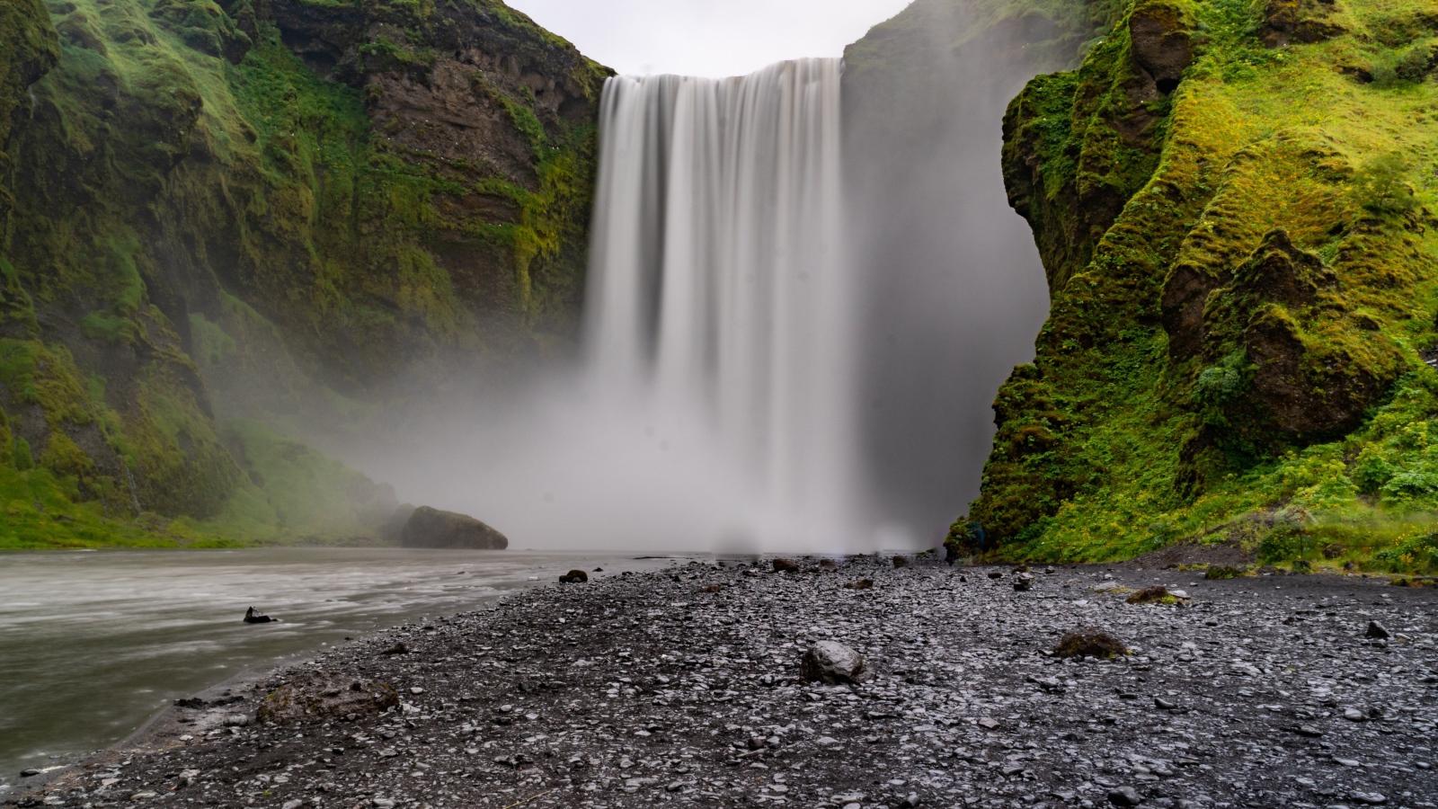 Быстрый холодный водопад стекает с утеса 