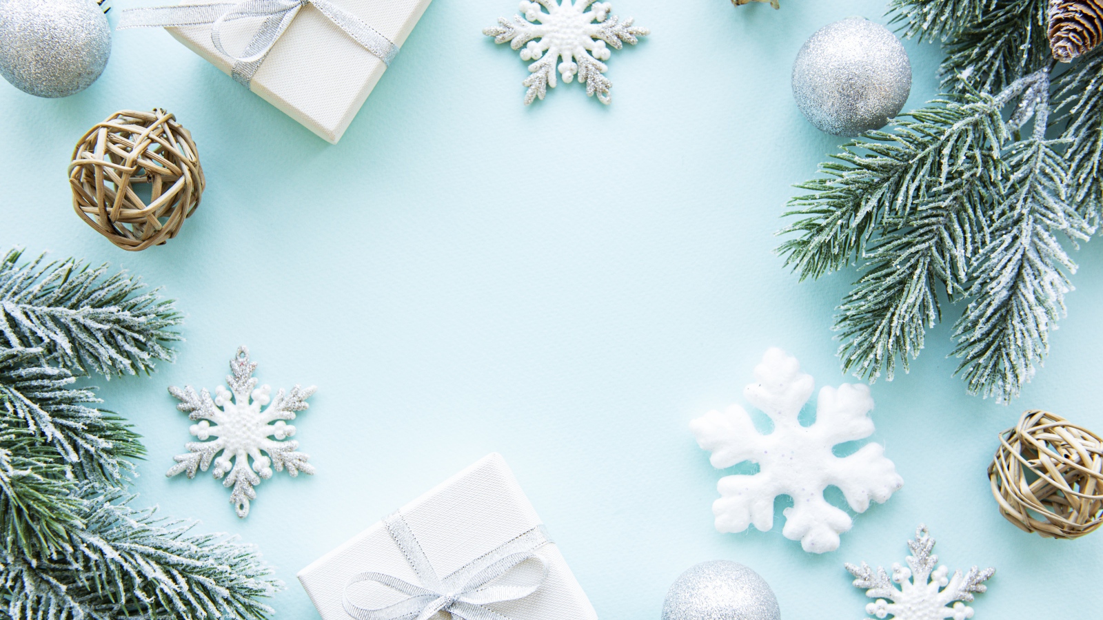 Красивый голубой фон с подарками и снежинками с еловой веткой на Рождество
