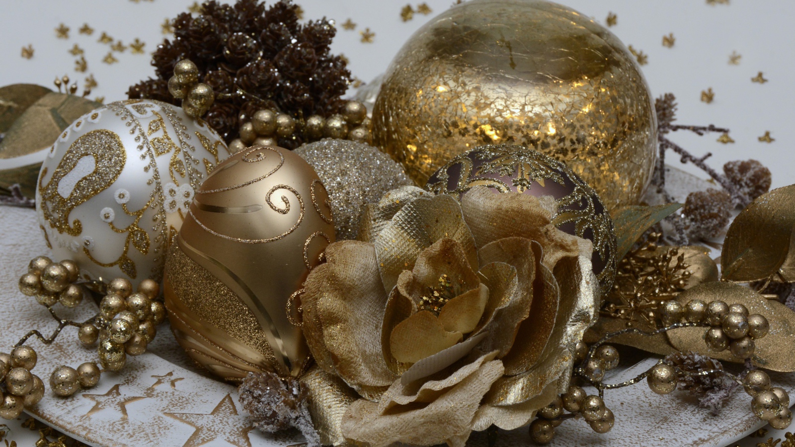 Красивые новогодние игрушки крупным планом