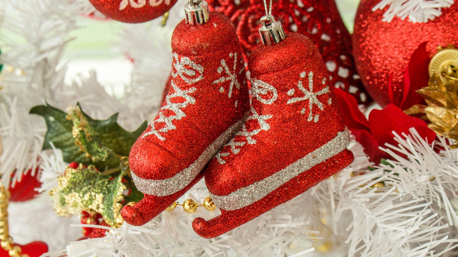 Красивые красные елочные игрушки 